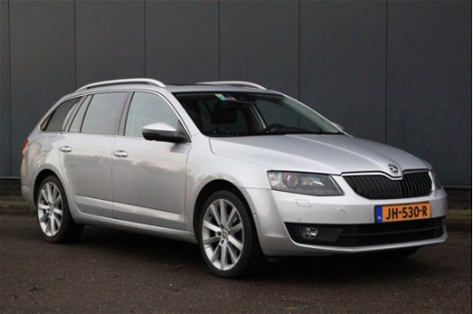 Skoda Octavia Combi - 2.0 TDI Greentech Ambition Panorama/Leer/Xenon/Parkeer sensoren v, a/Navigatie - 1