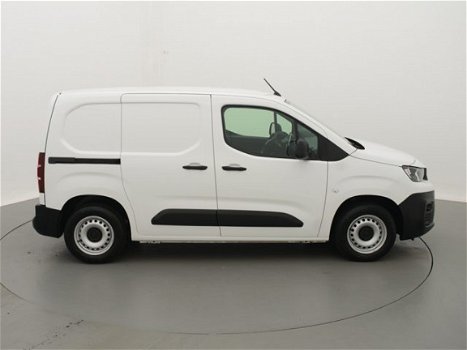 Peugeot Partner - 1.6 BlueHdi 100pk Premium 3-zits | Navigatie | Airco | Parkeersensoren | Cruise Co - 1