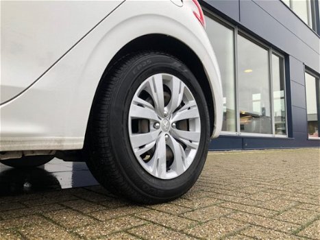 Peugeot 208 - Envy 1.2 VTi Parkeer Sensoren, Climate Control, Navigatie, Trekhaak - 1