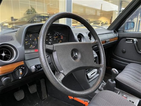 Mercedes-Benz 200-serie - YOUNGTIMER - 1