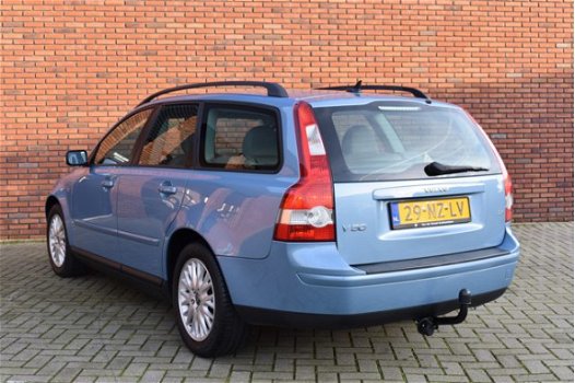 Volvo V50 - 2.4 Elite | Trekhaak | Dealeronderhouden | Youngtimer | 5 Cil. | Nieuwstaat | - 1