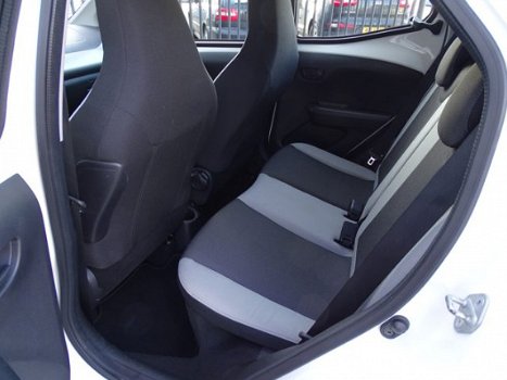 Toyota Aygo - 1.0 VVT-i x-play | Navigatie | Airco | Parkeerhulpcamera | Centrale portiervergrendeli - 1