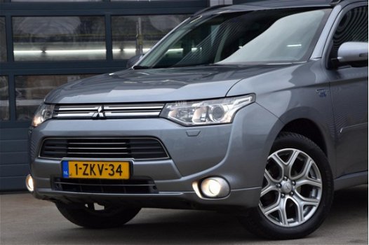 Mitsubishi Outlander - 2.0 PHEV Executive Edition * ROCKFORD AUDIO * CAMERA * NAVIGATIE * TREKHAAK - 1