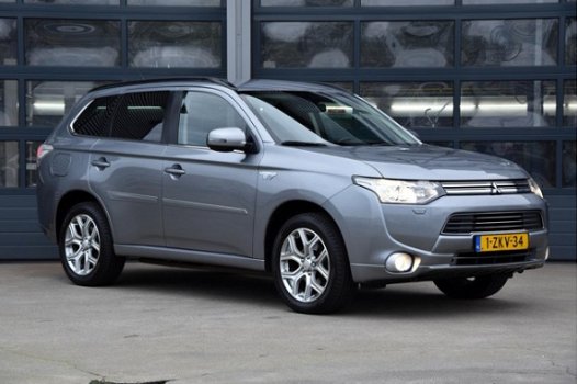 Mitsubishi Outlander - 2.0 PHEV Executive Edition * ROCKFORD AUDIO * CAMERA * NAVIGATIE * TREKHAAK - 1