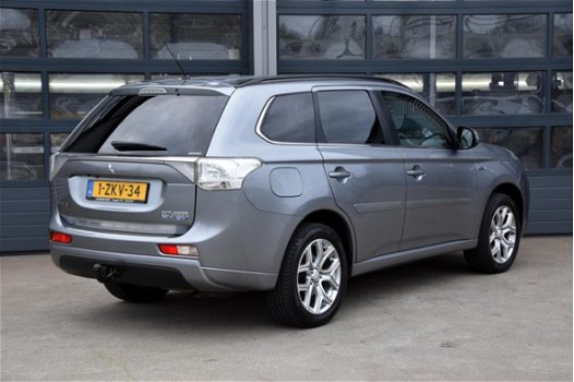 Mitsubishi Outlander - 2.0 PHEV Executive Edition * ROCKFORD AUDIO * CAMERA * NAVIGATIE * TREKHAAK - 1