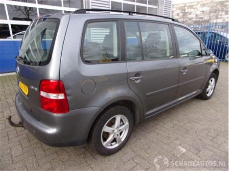 Volkswagen Touran - 1.6-16V FSI - 1