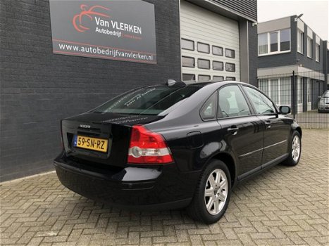 Volvo S40 - 1.8 Momentum / NAVI / LEER / PDC Achter - 1