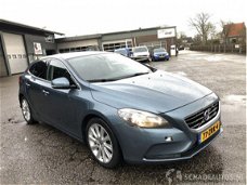 Volvo V40 - 1.6d2 momentum glasdak - led - navi - camera - pdc - trekh - dubbel uitlaat - panoramada