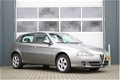 Alfa Romeo 147 - 1.9 JTD Distinctive 150pk 5 drs Airco/Cruise/Leder/Elek.Pakket/LMVelgen/Trekhaak/AP - 1 - Thumbnail