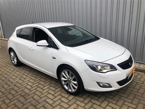 Opel Astra - 1.4 Turbo Cosmo NAVI/ECC/BI-XENON/DEALERONDERHOUDEN/NIEUWSTAAT/RCD/WW-GLAS - 1