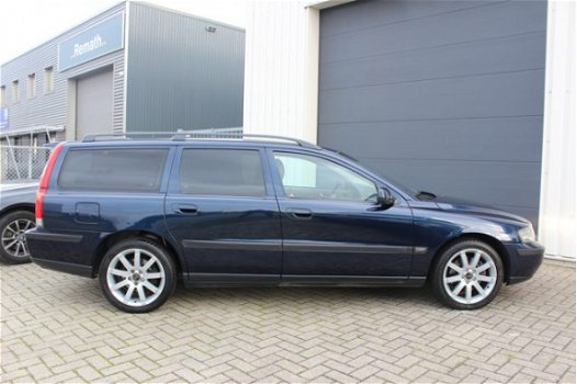 Volvo V70 - 2.3 T-5 Comfort Line /Navigatie/Leer/7- Persoons/Young timer/250 Pk - 1