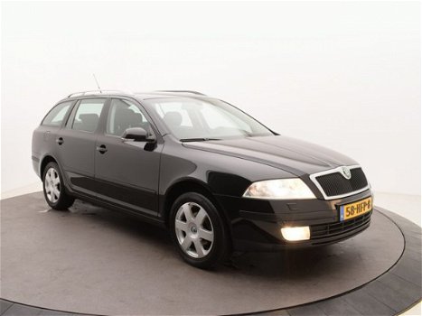 Skoda Octavia Combi - 1.6 FSI Elegance OrigNL | Parkeersensoren | Trekhaak | Navi - 1