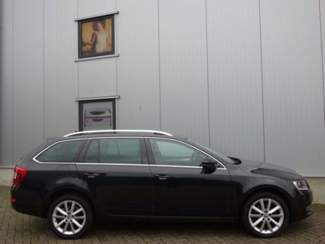 Skoda Octavia Combi - 1.6 TDI Aut7 Xen/Led Trekhaak Stoelverw Ambition Businessline - 1