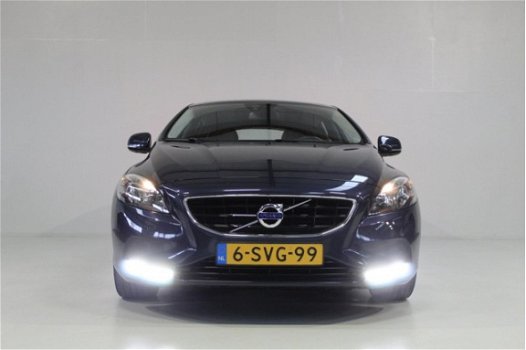 Volvo V40 - 1.6 D2 Momentum panoramadak/ nette staat / dealer onderhouden - 1