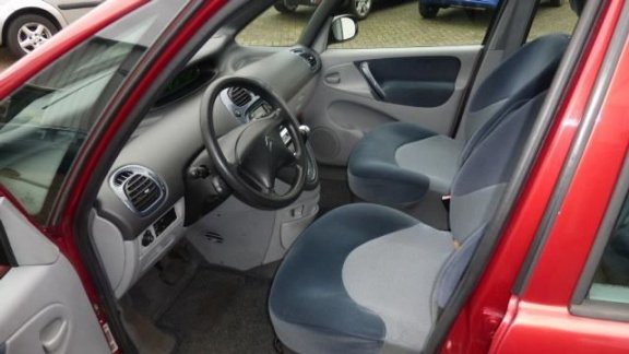 Citroën Xsara Picasso - 2.0i-16V Différence - 1