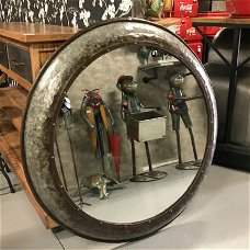 Grote spiegel met metalen rand