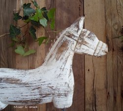 3255 Oud houten paard op standaard