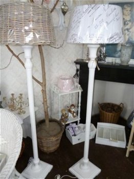 Wit brocante vloer lampen voet. - 1