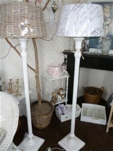 Wit brocante vloer lampen voet.