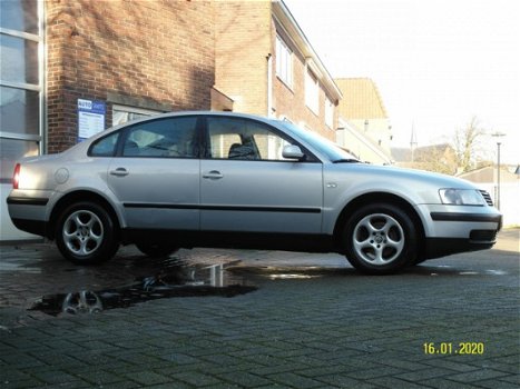 Volkswagen Passat - 1.8-5V Comfortline - 1