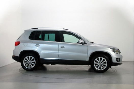 Volkswagen Tiguan - 1.4 TSI 160pk Sport&Style DSG Navigatie Parkeersensoren Stuurbediening - 1