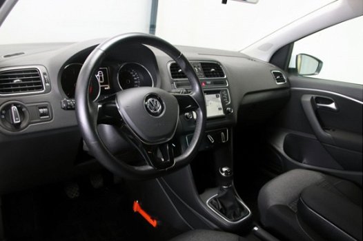 Volkswagen Polo - 1.4 TDI 90pk Comfortline Navigatie App-Connect Airco Cruise Control - 1