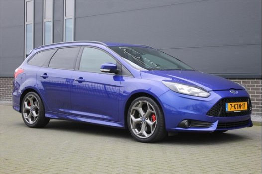 Ford Focus Wagon - 2.0 EcoBoost ST-2 / 250 PK / Navigatie / Sportstoelen / dealer onderhouden / PDC - 1