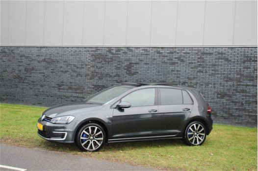 Volkswagen Golf - 1.4 TSI GTE 22950, - incl. btw Trekhaak, Panoramadak, 1e Eigenaar, Navigatie, 15% - 1