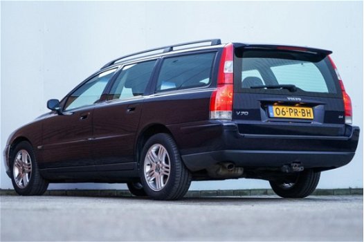 Volvo V70 - 2.4 Momentum 2004 Youngtimer 170pk Nieuwstaat dealer onderhouden - 1