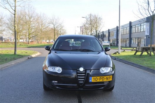 Alfa Romeo 147 - 1.6 T.Spark Edizione Esclusiva 5-DEURS/LEDER/STOELVERWARMING 1 JAAR APK - 1