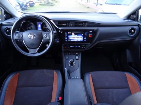 Toyota Auris Touring Sports - 1.8 Hybrid Lounge / Led Koplampen / Parkeersensoren / Stoelverwarming - 1