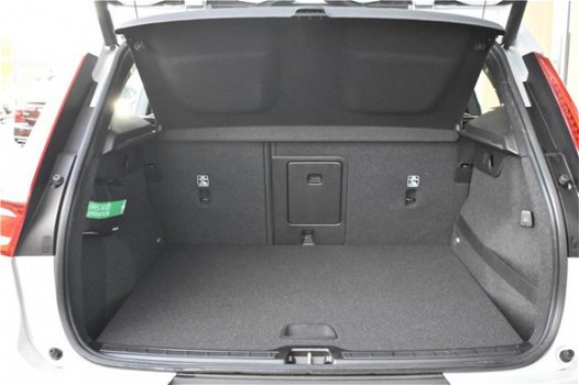 Volvo XC40 - 1.5 T3 Momentum Pro Parkeer Assist Line/Voorstoelen verwarmd/Zitverlening voorstoelen - 1
