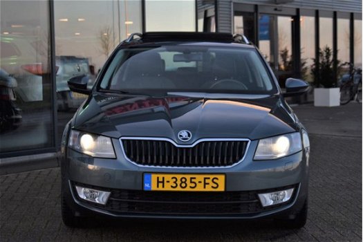 Skoda Octavia Combi - 1.6 TDI Greentech Elegance, Afn. Trekhaak, Panoramadak, Xenon, Groot-Navigatie - 1