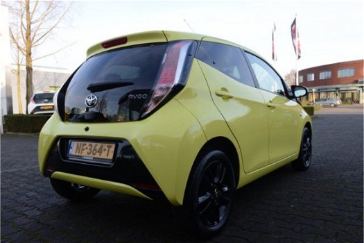 Toyota Aygo - 1.0 VVT-i x-cite Airco, Parkeercamera & 15'' lichtmetalen velgen - 1