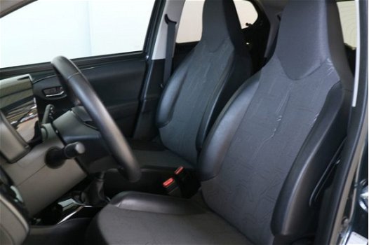 Toyota Aygo - 1.0 VVT-i x-joy | Navigatie | Climate control | Lichtsensor | Parkeercamera - 1