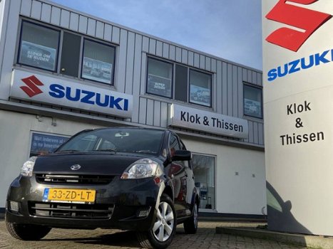 Daihatsu Sirion - 2 1.3 16V DVVT Prestige Dealer Onderhouden - 1