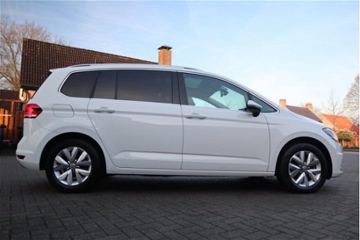 Volkswagen Touran - 1.6 TDI SCR Highline 7p | LED | Camera | Massage | 7 persoons | Leder | NAP | Na - 1