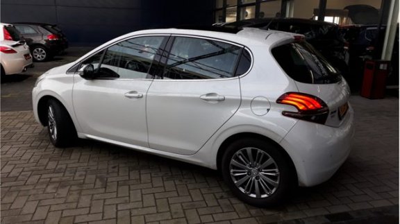 Peugeot 208 - 1.2 110pk PureTech Allure | navigatie | panoramadak | cruise controle | NEFKENS DEAL | - 1