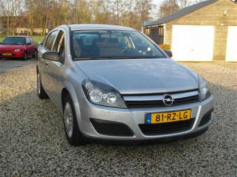 Opel Astra - 1.6 Essentia - 1