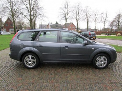 Ford Focus Wagon - 2.0-16V Ghia Climate/Cruisecontrol Stuurbekrachtiging Pdc Trekhaak Lm Velgen - 1