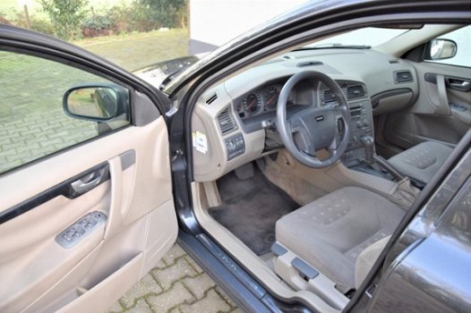 Volvo V70 - 2.4 Comfort Line Automaat 140pk - 1