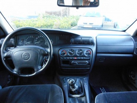 Opel Omega - 2.0i-16V GL Comfort 1995 Airco Apk 27-12-2020 - 1