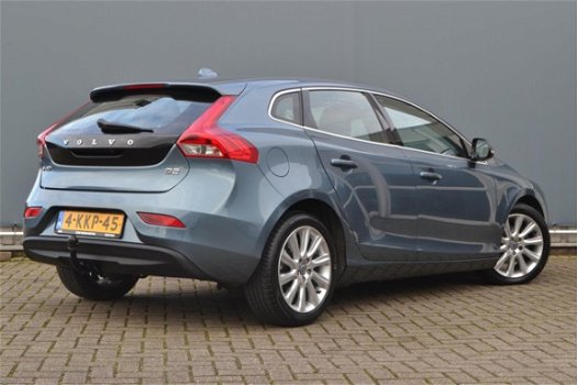 Volvo V40 - 1.6 D2 115PK Momentum/ Navigatie/ Climate control/ Keyless/ Trekhaak - 1