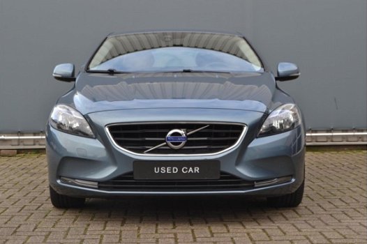 Volvo V40 - 1.6 D2 115PK Momentum/ Navigatie/ Climate control/ Keyless/ Trekhaak - 1