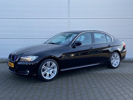 BMW 3-serie - 318i Business Line / Xenon / Navigatie Prof. / Leder - 1