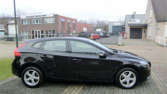 Volvo V40 - 2.0 D2 Kinetic Euro 6 Nieuw Model Navi Ecc-Airco Lmv Pdc 6-Bak enz. GEEN AFLEVERINGSKOST - 1