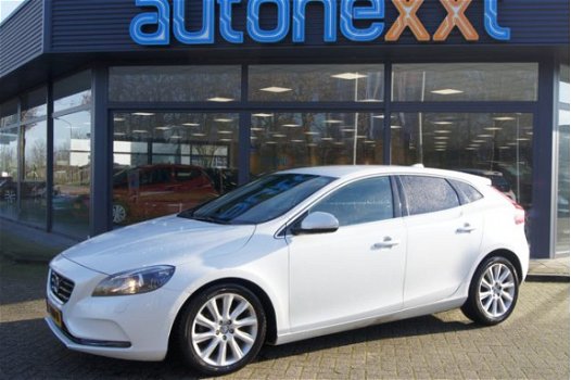 Volvo V40 - 1.6 D2 R-Design AIRCO I NAVI I PDC I LMV I MULTI MEDIA I COMPLETE R-DESIGN UITVOERING - 1