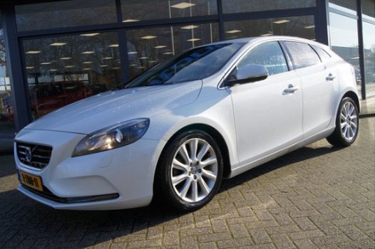 Volvo V40 - 1.6 D2 R-Design AIRCO I NAVI I PDC I LMV I MULTI MEDIA I COMPLETE R-DESIGN UITVOERING - 1