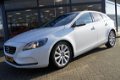 Volvo V40 - 1.6 D2 R-Design AIRCO I NAVI I PDC I LMV I MULTI MEDIA I COMPLETE R-DESIGN UITVOERING - 1 - Thumbnail