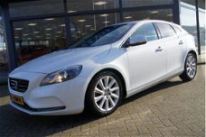 Volvo V40 - 1.6 D2 R-Design AIRCO I NAVI I PDC I LMV I MULTI MEDIA I COMPLETE R-DESIGN UITVOERING